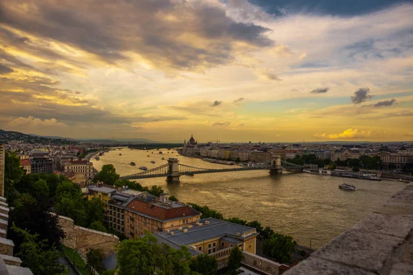 Budapest, Ungern: härligt landskap på parlament byggnaden, överbryggar och den Danube floden. — Stockfoto