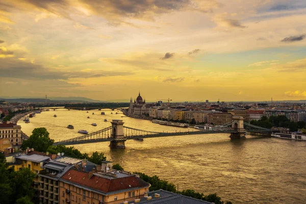 Budapest, Hungría: Hermoso paisaje en el edificio del Parlamento, el puente y el río Danubio . —  Fotos de Stock