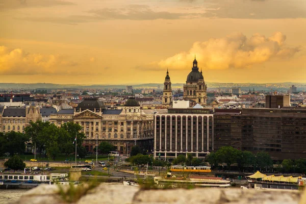 Budapeste, Hungria: Basílica de Santo Estêvão em Budapeste. Basílica Católica Romana em Budapeste ao pôr do sol — Fotografia de Stock