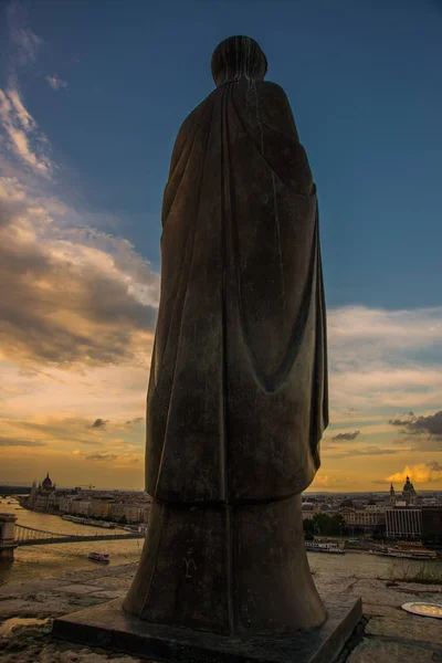 Budapest, Hungría: La escultura de Santa María Mater Dei en la cima de la colina del Castillo de Buda . — Foto de Stock
