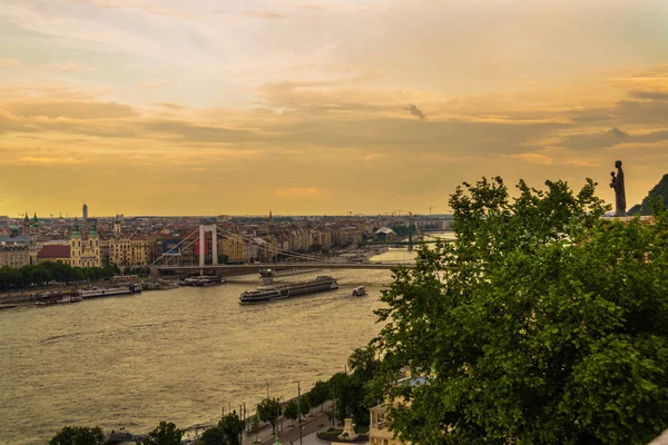 Budapest, Ungern: skulpturen av St Maria Mater Dei på kullen toppen av Budaslottet. — Stockfoto