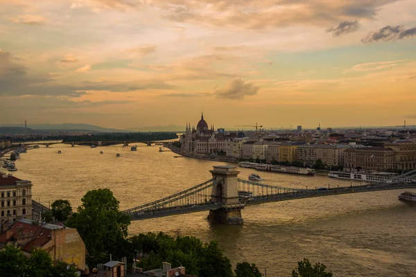 Boedapest, Hongarije: prachtig landschap op het Parlementsgebouw, de brug en de rivier de Donau. — Stockfoto