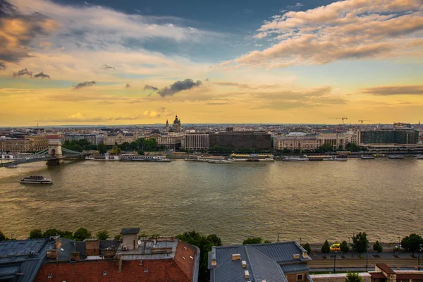 Budapest, Ungheria: Bellissimo paesaggio con ponte sul Danubio e vecchi edifici della città vecchia al tramonto — Foto Stock