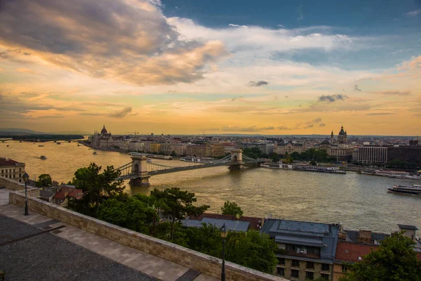 Budapest, Ungheria: Bellissimo paesaggio sull'edificio del Parlamento, sul ponte e sul fiume Danubio . — Foto Stock