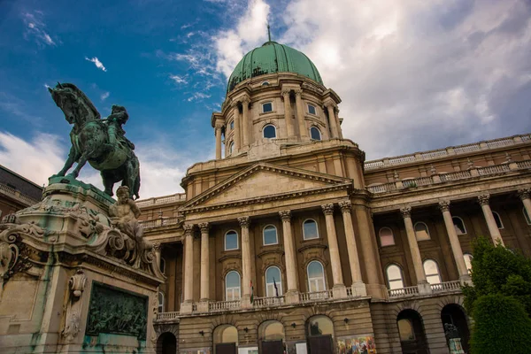 Budai vár, királyi palota és Savoyai hercegi herceg lovasszobra Budapesten, Magyarországon — Stock Fotó