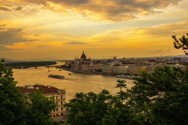 Budapeste, Hungria: bela paisagem no edifício do Parlamento, ponte e rio Danúbio . — Fotografia de Stock