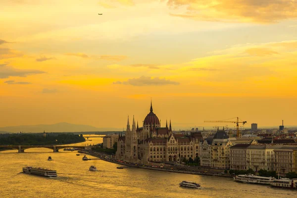 Budapeste, Hungria: bela paisagem no edifício do Parlamento, ponte e rio Danúbio . — Fotografia de Stock