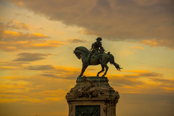 Budapest, Hungría: Estatua del Príncipe Eugenio de Saboya en Budapest al atardecer, Castillo de Buda, Palacio Real — Foto de Stock