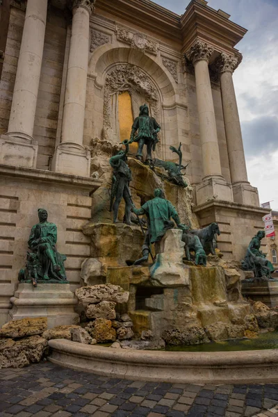 Boedapest, Hongarije: Matthias Fountain is een monumentale fontein groep in het westelijke voorplein van de burcht van Boeda, Boedapest. — Stockfoto