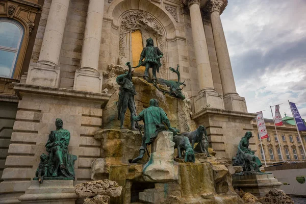 Budapest, Ungern: Matthias Fountain är en monumental fontängrupp i den västra gården av Buda Castle, Budapest. — Stockfoto