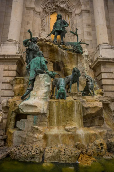 BUDAPEST, HUNGRÍA: Matthias Fountain es un monumental grupo de fuentes en la parte occidental del castillo de Buda, Budapest. . — Foto de Stock