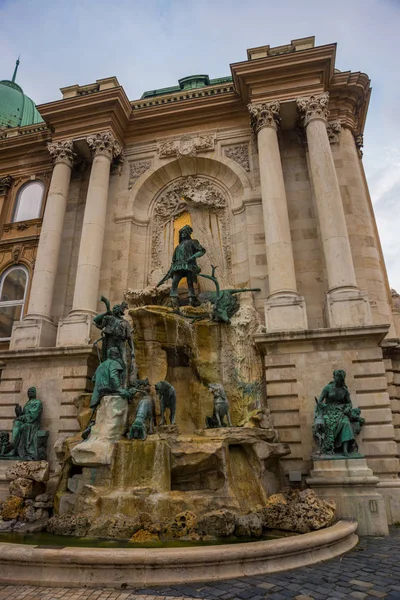 BUDAPEST, HUNGRÍA: Matthias Fountain es un monumental grupo de fuentes en la parte occidental del castillo de Buda, Budapest. . — Foto de Stock