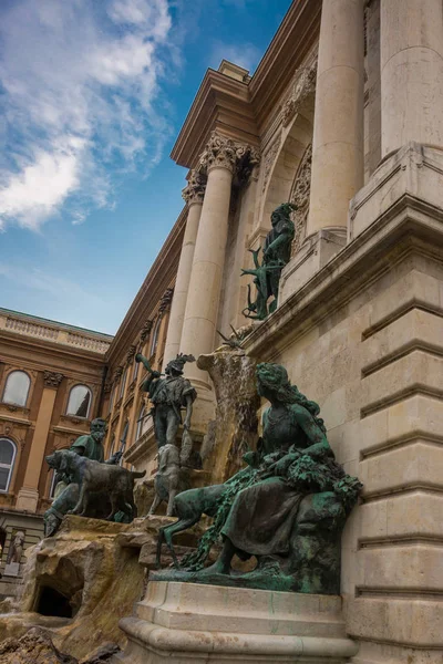 BUDAPEST, HUNGRÍA: Matthias Fountain es un monumental grupo de fuentes en la parte occidental del castillo de Buda, Budapest. . — Foto de Stock