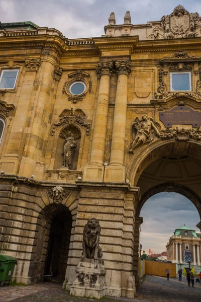 Budapest, Hungría: Vista del Castillo de Buda, el histórico Palacio Real de Budapest. Complejo histórico de castillo y palacio en el extremo sur de Castle Hill en el distrito de Castle . — Foto de Stock