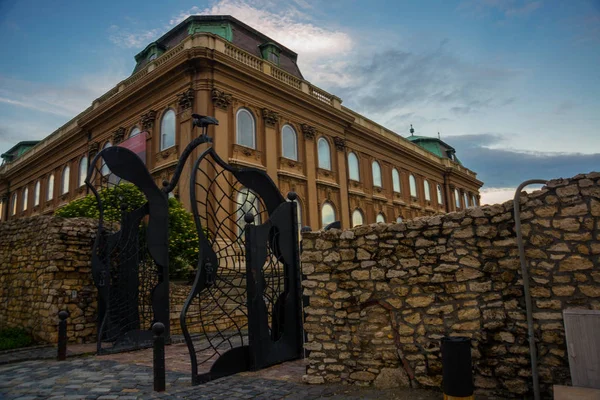 BUDAPEST, HUNGRÍA: Puerta de Corvin en la Plaza de San Jorge del Palacio Real de Budapest, con gran cuervo negro en la parte superior, que simboliza al rey Matías Corvino . —  Fotos de Stock