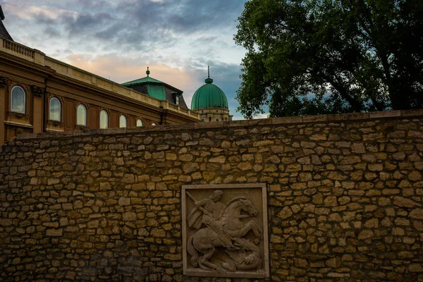 Budapest, Hongrie : Vue sur le château de Buda, le palais royal historique de Budapest. Château historique et complexe de palais sur la pointe sud de Castle Hill dans le quartier du château . — Photo