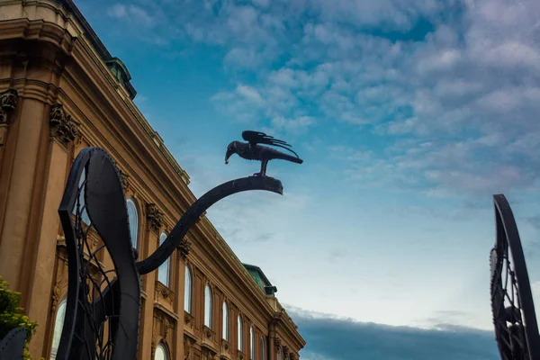 Budapest, ungarisch: corvin tor am st. george quadrat des königlichen palastes von budapest, mit großem schwarzen raben an der spitze, symbolisierend für könig matthias corvinus. — Stockfoto