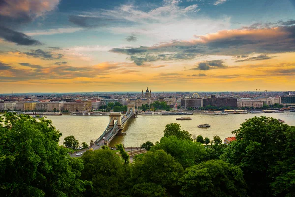 Budapest, Ungern: vackra landskapet i staden, bron och floden Donau vid solnedgången. Panorama utsikt uppifrån från kullen till gamla stan. — Stockfoto