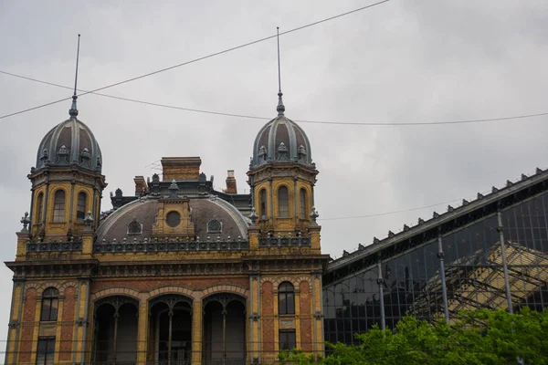 BUDAPEST, HUNGRÍA: Vista frontal de la estación de tren occidental, Nyugati Palyaudvar . — Foto de Stock