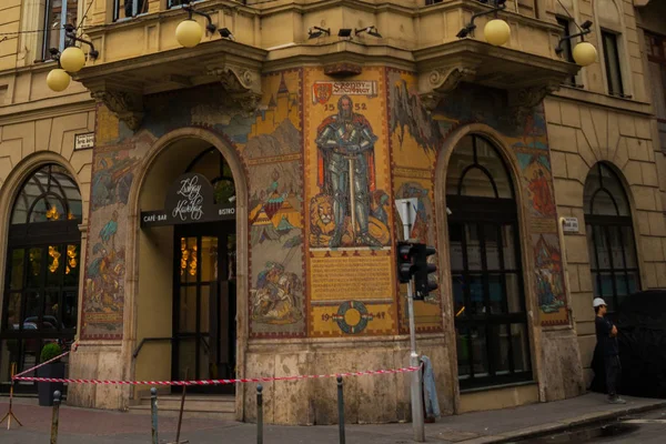ブダペスト、ハンガリー:旧市街の美しい建物。空に対するファサードの断片. — ストック写真