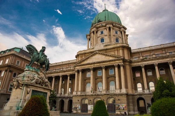 Замок Буда, Королевский дворец и конная статуя принца Евгения Савойского в Будапеште, Венгрия Стоковая Картинка