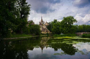 Budapeşte, Macaristan: Bir gölet ve eski bir Vajdahunyad kalesi ile güzel manzara.