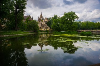 Budapeşte, Macaristan: Bir gölet ve eski bir Vajdahunyad kalesi ile güzel manzara.