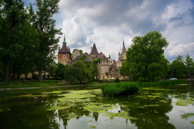 Budapeşte, Macaristan: Bir gölet ve eski bir Vajdahunyad kalesi ile güzel manzara.