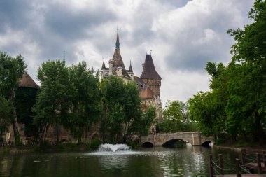 Budapeşte, Macaristan: Bir gölet ve eski bir Vajdahunyad kalesi ile güzel manzara.