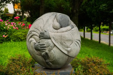 Budapeşte, Macaristan: Anne ve çocuk için anıt olağandışı yuvarlak