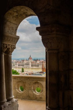 Budapeşte,Macaristan: Budapeşte Parlamentosu Macaristan Ulusal Meclisi'nin merkezidir. Tuna Nehri boyunca yer alır.