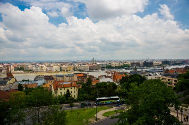 Budapeşte, Macaristan: Şehrin ve Tuna Nehri'nin güzel üst manzarası. Tepeden eski şehir Panoraması.