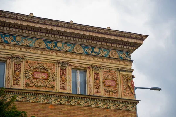 Budapest, Ungheria: Bellissimo edificio nel centro storico. Frammento della facciata contro il cielo . — Foto Stock