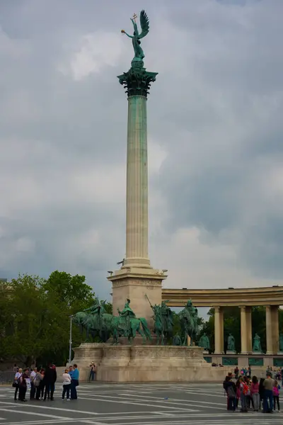 Budapest, Hongarije. Heroes' Square, Hosok Tere of Millennium Monument, grote attractie van de stad, met 36 m hoge Korinthische kolom in centrum. — Stockfoto