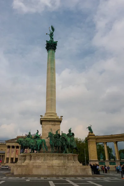 Budapest, Hungría. Plaza de los Héroes, Hosok Tere o Monumento del Milenio, principal atracción de la ciudad, con 36 m de altura columna corintia en el centro . — Foto de Stock