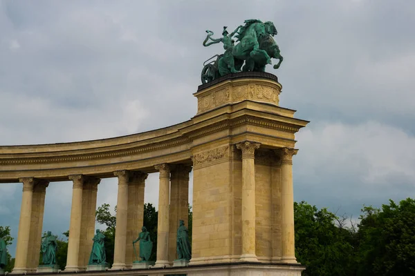 Budapeste, Hungria. Praça dos Heróis, Hosok Tere ou Monumento do Milênio, grande atração da cidade, com coluna coríntia de 36 m de altura no centro . — Fotografia de Stock