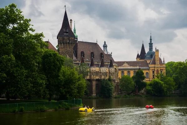 Budapeste, Hungria: A famosa atração turística Vajdahunyad Castlealso known as the Dracular castle . — Fotografia de Stock