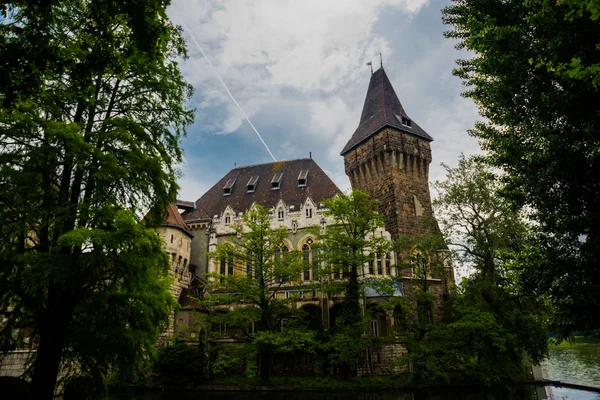 Budapest, Hungría: La famosa atracción turística Castillo de Vajdahunyad también conocido como el castillo Dracular . — Foto de Stock