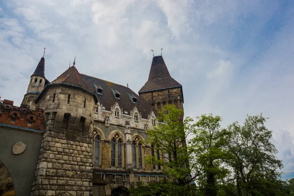 Budapest, Hungaria: Daya tarik wisata terkenal Vajdahunyad Castlealso dikenal sebagai benteng Dracular . — Stok Foto