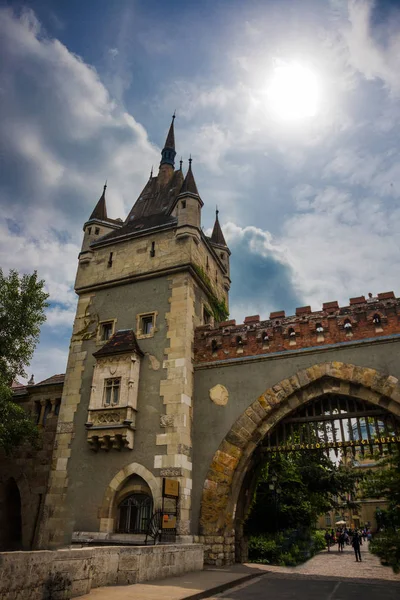 Budapest, Hungría: La famosa atracción turística Castillo de Vajdahunyad también conocido como el castillo Dracular . — Foto de Stock