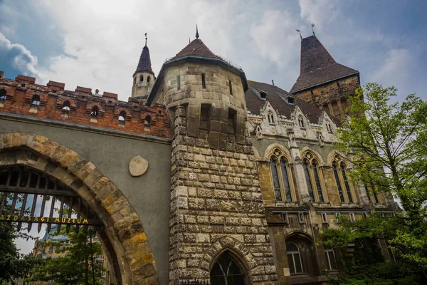 Budapest, Hungaria: Daya tarik wisata terkenal Vajdahunyad Castlealso dikenal sebagai benteng Dracular . — Stok Foto