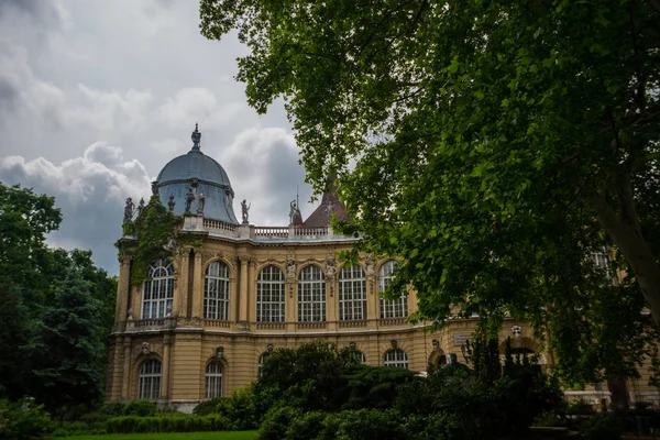 BUDAPEST, HUNGRÍA: Hermoso palacio en el parque de la ciudad cerca del castillo de Vajdahunyad —  Fotos de Stock