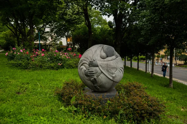 부다페스트, 헝가리 : 특이한 어머니와 아이에 기념비라운드 — 스톡 사진