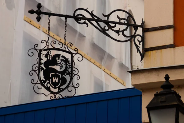 Budapest, Hungría: Decoración de hierro forjado en la casa. Hermoso edificio en el casco antiguo. Fragmento de la fachada — Foto de Stock