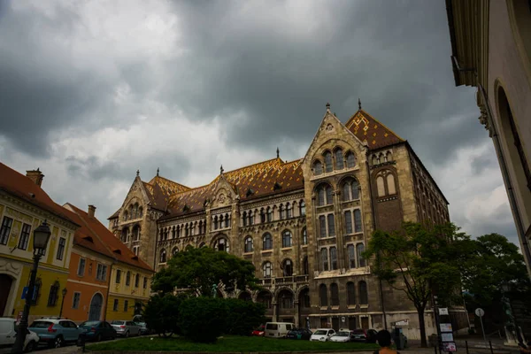 Budapest, Hungría: Hermoso edificio en el casco antiguo. Fragmento de la fachada contra el cielo . — Foto de Stock