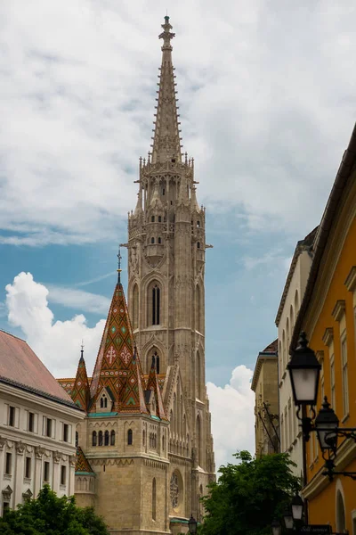 Budapešť, Maďarsko: Matyášský kostel je římskokatolický kostel nacházející se v Budapešti před rybářským bastionem v srdci Budínského hradu — Stock fotografie