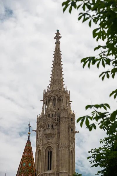 Boedapest, Hongarije: Matthias kerk is een rooms-katholieke kerk gelegen in Boedapest, tegenover het vissers bastion in het hart van de Burchtwijk van Boeda — Stockfoto