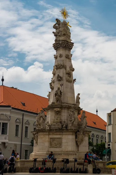 Budapeszt, Węgry: Pomnik Świętej Trójcy w zamku Buda, położony w pobliżu Kościoła Macieja i rybaka jest Bastion. — Zdjęcie stockowe