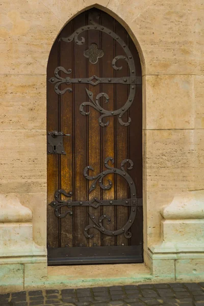 БУДАПЕСТ, ХАНГАРИ: Красивая дверь. Мбаппе - католическая церковь, расположенная в Будапеште — стоковое фото