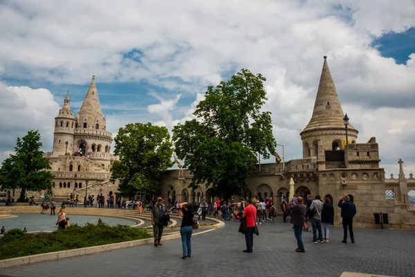 Budapeşte, Macaristan: Balıkçı Kalesi. Eski şehrin ana konumlar biri güzel görünümü. — Stok fotoğraf